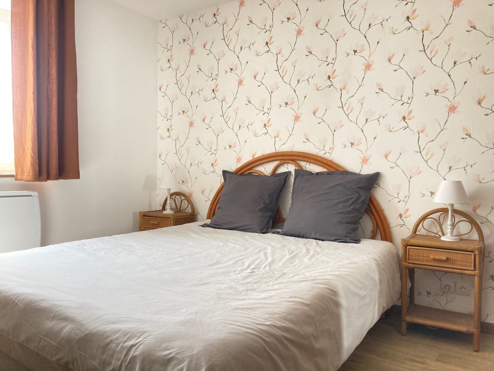 Lit double pour séjour au Mas Picagnol Chambre confortable au Mas Picagnol