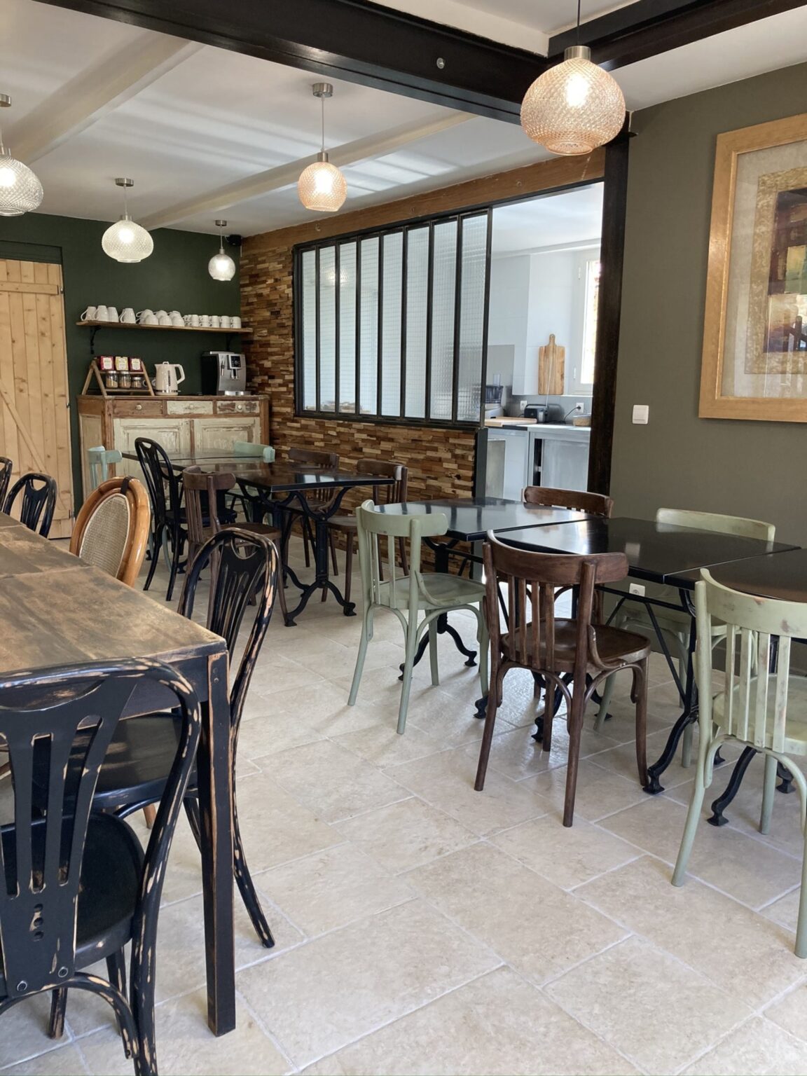 Salle Clematis au Mas Picagnol, espace de réception lumineux pour groupes jusqu’à 30 personnes à Oms dans les Pyrénées-Orientales