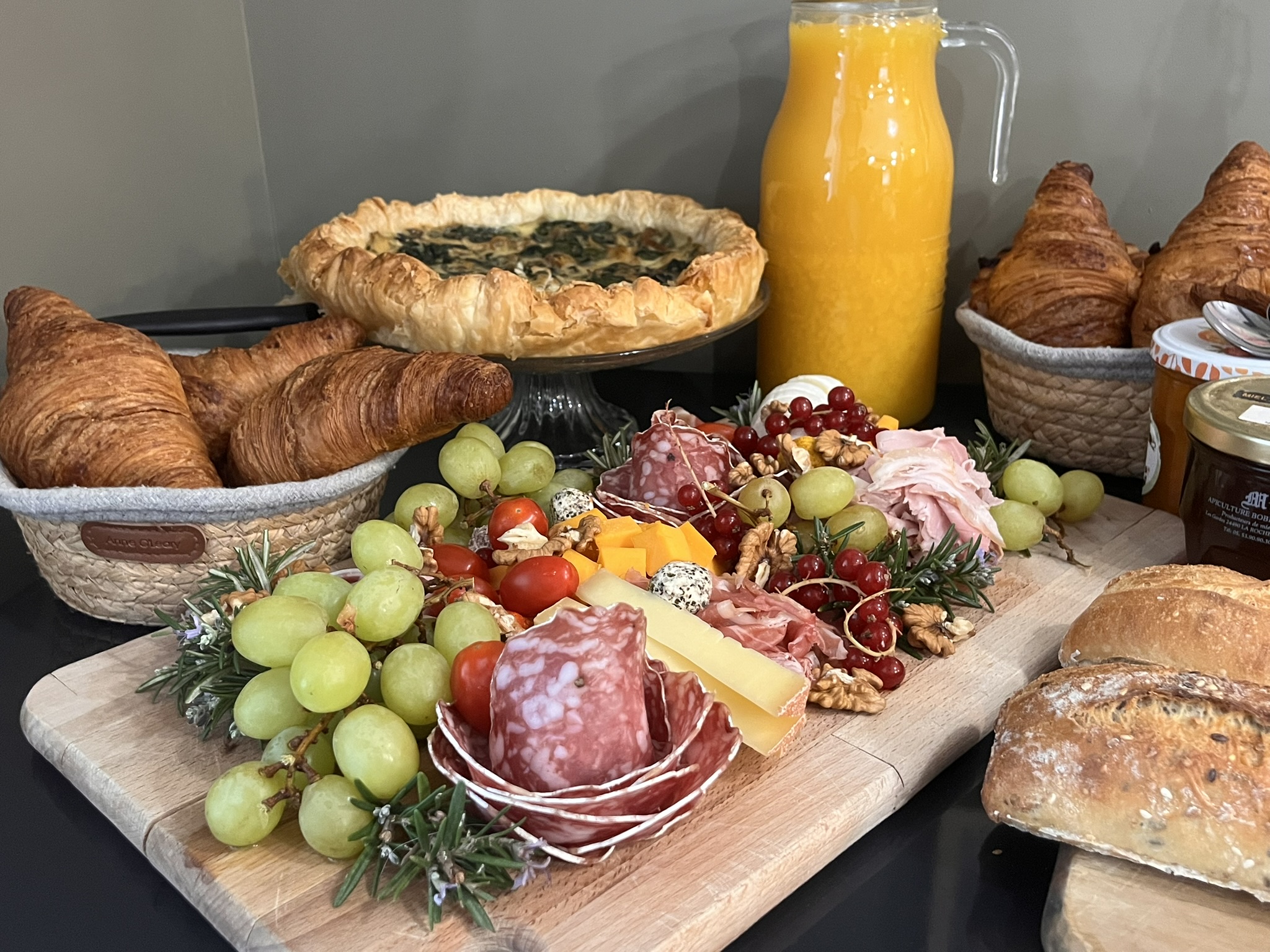 tarte faite maison et plateau de charcuterie fromages